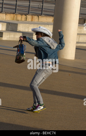 Ein junger Mann täuscht über in den starken Wind in der Bucht von Cardiff, Cardiff, Wales, Vereinigtes Königreich. Stockfoto