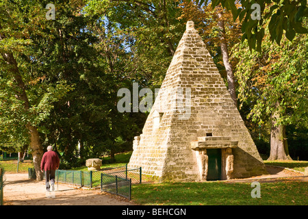 PYRAMIDE IM PARC MONCEAU, PARIS Stockfoto