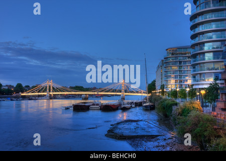 Blick auf den Albion Riverside und Albert Bridge von Battersea Bridge in London, England. Stockfoto