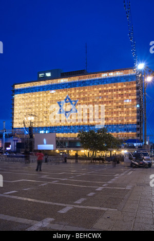 Flagge von Israel erstellt von Glühbirnen auf dem Tel Aviv Gemeinde aufbauend auf Israels 58. Jahrestag. Stockfoto