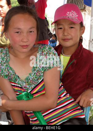 Porträt von 2 jungen Mädchen in einem Markt in Naryn Provinz, Kirgisistan Stockfoto