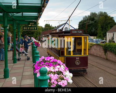 Passagiere warten auf die Straßenbahn Haltestelle Colyton auf Seaton Tramway, Seaton, Devon Stockfoto