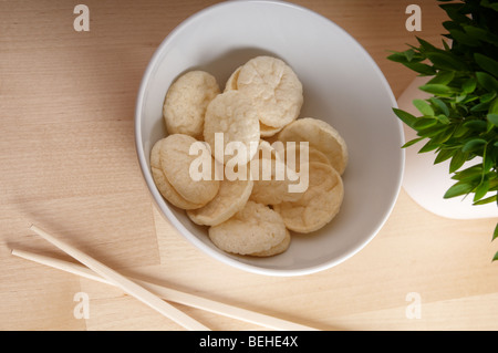 Stäbchen mit weißer Schale und Bambuspflanze Stockfoto