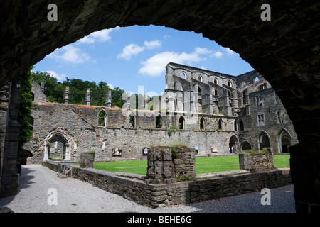 Abtei von Villers-La-Ville. Ruinen der Zisterzienserabtei durch Bogen. Stockfoto