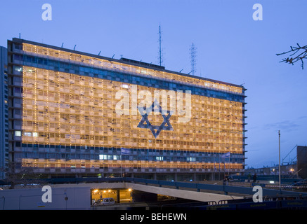 Flagge von Israel erstellt von Glühbirnen auf dem Tel Aviv Gemeinde aufbauend auf Israels 58. Jahrestag. Stockfoto