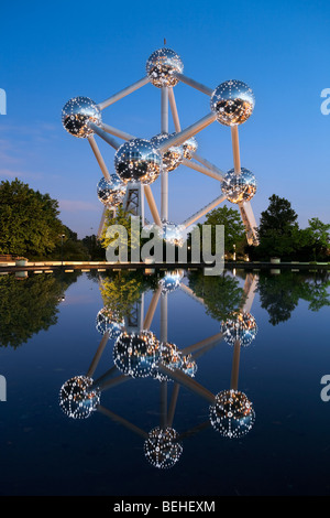 Das Atomium in Heysel beleuchtet nachts. Stockfoto