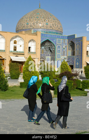 Iranische Frauen vor Sheikh Lotfollah Moschee Imam-Platz in Esfahan Iran Stockfoto