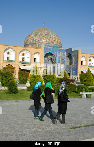 Iranische Frauen vor Sheikh Lotfollah Moschee Imam-Platz in Esfahan Iran Stockfoto