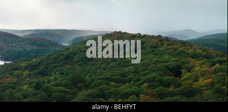 Gewitterwolken über Herbst Natur-Panorama. Dorset, Muskoka, Ontario, Kanada. Stockfoto
