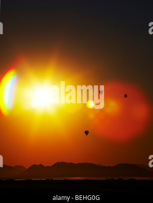 Heißluftballons bei Sonnenuntergang Namib-Naukluft Park-Sossusvlei, Namibia Stockfoto