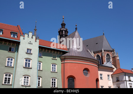 Östlichen Europa Polen Kleinpolen Krakau Gebäude in Maly Rynek. Rückseite des St. Barbara-Kirche (links) und Str. Marys Kirche (rechts) Stockfoto