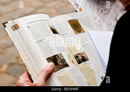 Ein Reise-Buch auf Reise in Montmartre, Paris, Frankreich. Stockfoto