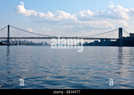 USA, New York, Manhattan, die Washington Bridge und die Skyline der Stadt vom Hudson River aus gesehen Stockfoto