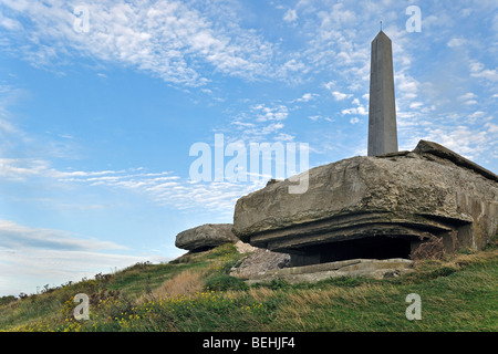 Weltkrieg zwei Bunkern und WW2 Obelisk der Dover Patrol Gedenkstätte am Cap Blanc-Nez, Côte d ' Opale, Frankreich Stockfoto