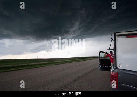 Sturmjäger mit Projekt Vortex 2 sehen Sie eine Trichter Wolke Form in Goshen County, Wyoming, USA, 5. Juni 2009. Stockfoto