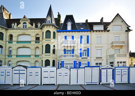 Kabinen auf dem Deich Strand / promenade in Wimereux, Côte d ' Opale, Pas-de-Calais, Frankreich Stockfoto