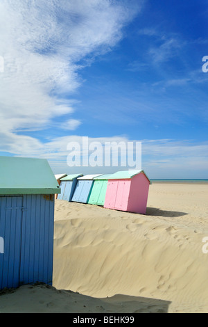 Reihe von bunten Strandkabinen in Pastellfarben entlang der Nordsee in Berck Sur Mer, Côte d ' Opale, Pas-de-Calais, Frankreich Stockfoto