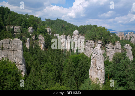 Felsformationen aus Sandstein im Wald, Riesengebirge / Riesengebirge, Tschechische Republik Stockfoto