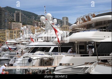Super-Yachten im Hafen von Monte Carlo Stockfoto