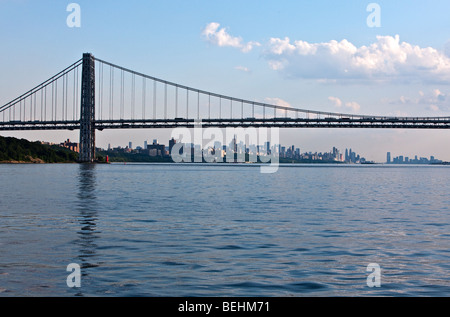 USA, New York, Manhattan, die Washington Bridge und die Skyline der Stadt vom Hudson River aus gesehen Stockfoto