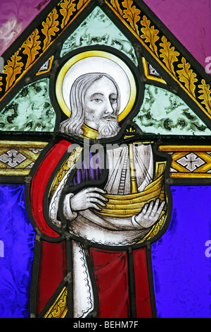 Einem Glasfenster St. Jude der Apostel mit einem Schiff, All Saints Church, Wighton, Norfolk von Joseph Gewährung von costessey Stockfoto