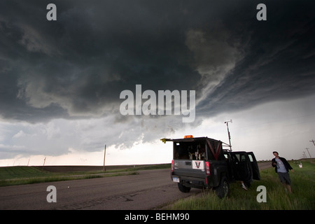 Sturmjäger mit Projekt Vortex 2 sehen Sie eine Trichter Wolke Form in Goshen County, Wyoming, USA, 5. Juni 2009. Stockfoto