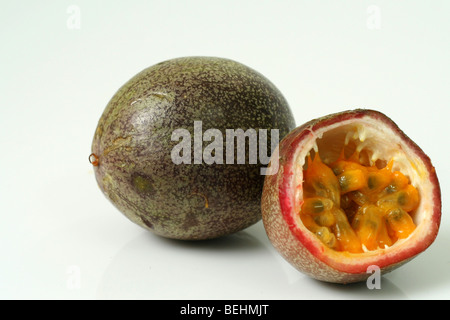 Ausschnitt aus einer Passionsfrucht auf weißem Hintergrund Stockfoto