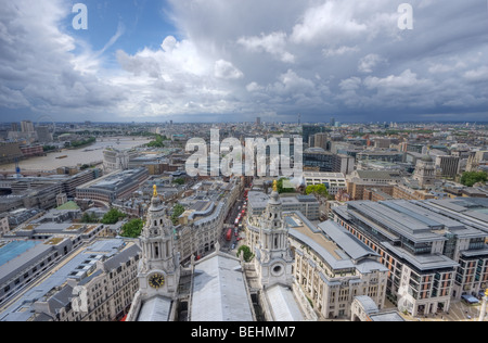 Blick von der Spitze der St. Pauls Kathedrale nach Westen, mit der Themse auf der linken Seite und einem dramatischen Himmel. Stockfoto