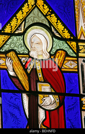 Einem Glasfenster des hl. Apostels Andreas Holding eine hölzerne saltire, All Saints Church, Wighton, Norfolk von Joseph Gewährung von costessey Stockfoto