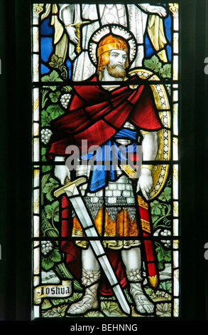 Ein Buntglasfenster von J Powell & Sons of Whitefriars London, das Joshua, All Saints Church, Warham und Norfolk zeigt Stockfoto