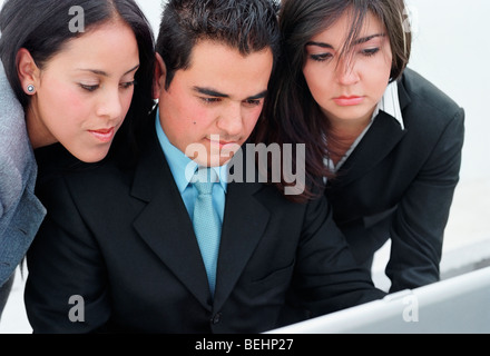 Nahaufnahme eines Geschäftsmannes und zwei Geschäftsfrauen Blick auf einem laptop Stockfoto