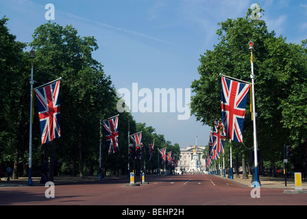 Anzeigen von The Mall in Richtung Buckingham Palace früh an einem Sommermorgen Stockfoto