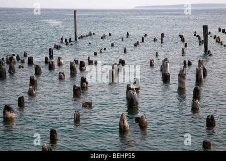 Überreste des alten Docks am Huron Lake in Saint Ignace Michigan Great Lakes Niemand and Nothing Hi-res Stockfoto