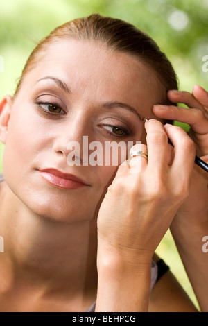 Frau, auf das Make-up. Stockfoto