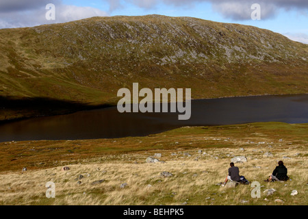 Wanderer sitzen Lochan Meall ein t-Suidhe am Ben Nevis, Schottland, Vereinigtes Königreich Stockfoto