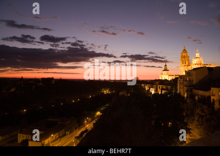 Malerischer Blick auf Flutlicht Segovia Kathedrale bei Sonnenuntergang, Segovia, Spanien Stockfoto