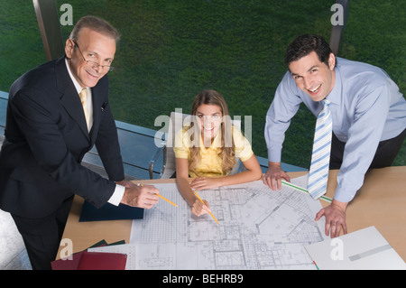 Porträt von Führungskräften der Wirtschaft diskutieren eine Blaupause in einem Büro Stockfoto
