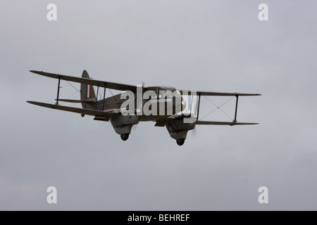 Eine De Havilland Dragon Rapide auf Ansatz im Duxford landen nach einer Flugschau zu geben. Stockfoto