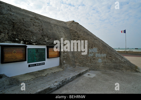 Deutsch Zweiter Weltkrieg Bunker vor dem WW2 Goldstrand an Asnelles, Normandie, Frankreich Stockfoto