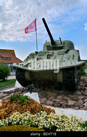 Zweiten Weltkrieg zwei Sherman-Panzer als WW2-Denkmal in der Nähe von Juno Beach in Courseulles-Sur-Mer, Normandie, Frankreich Stockfoto