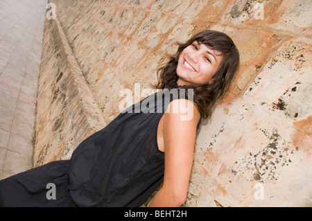 Frau lehnte sich gegen eine Wand aus einem Schloss, Morro, San Juan, Puerto Rico, USA Stockfoto