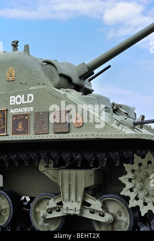 Zweiten Weltkrieg zwei Sherman-Panzer als WW2-Denkmal in der Nähe von Juno Beach in Courseulles-Sur-Mer, Normandie, Frankreich Stockfoto