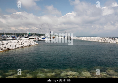 Segelboote Marina in St. Ignace Upper Peninsula Michigan MI am Lake Huron in den USA niedriger Winkel von oben niemand horizontal hochauflösende Bilder Stockfoto