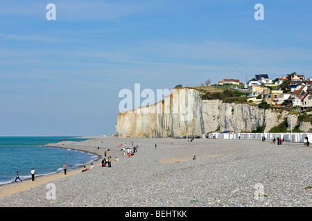 Touristen auf Pebble Beach und den höchsten Kreidefelsen in Europa, Criel-Sur-Mer, Seine-Maritime, Normandie, Frankreich Stockfoto