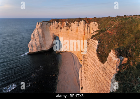 Manne-Porte bei Sonnenuntergang, ein natürlicher Bogen in den Kreidefelsen bei Etretat, Normandie, Frankreich Stockfoto