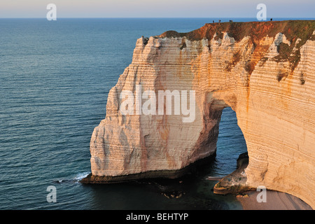 Manne-Porte bei Sonnenuntergang, ein natürlicher Bogen in den Kreidefelsen bei Etretat, Normandie, Frankreich Stockfoto