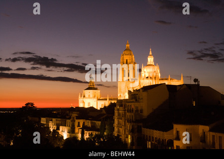 Malerischer Blick auf Flutlicht Segovia Kathedrale bei Sonnenuntergang, Segovia, Spanien Stockfoto