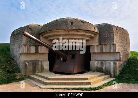 Deutsche Pistole im Bunker des 2. Weltkrieges Batterie Le Chaos, Teil des zweiten Weltkrieges zwei Atlantikwall bei Longues-Sur-Mer, Normandie, Frankreich Stockfoto