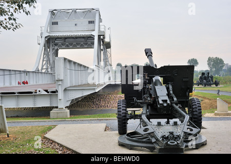 Zweiten Weltkrieg zwei Kanonen und original Bénouville-Brücke im WW2-Pegasus-Museum in der Nähe von Ouistreham, Normandie, Frankreich Stockfoto