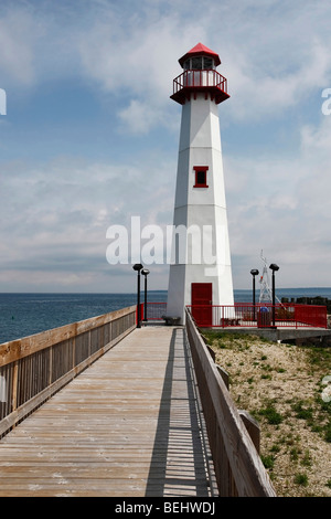 Wawatam Lighthouse am Lake Huron in Saint Ignace Michigan in den USA Niedrigwinkellandschaftshorizont niemand vertikal hochauflösend Stockfoto